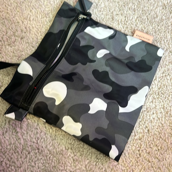 Shorty Love- Camo Large Backpack - Picture 3 of 10